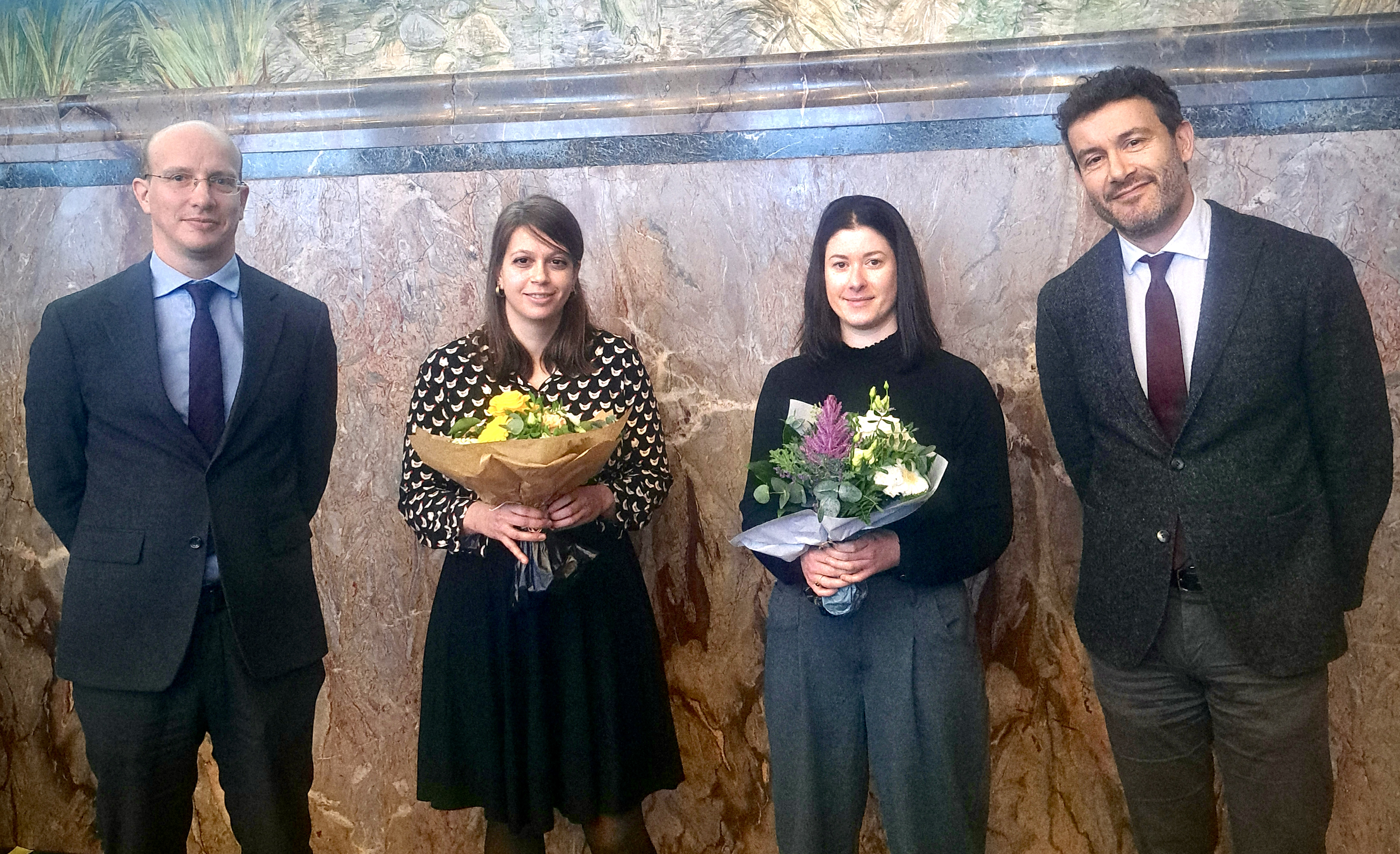 Die Preisträgerinnen Cinzia Tuena (beste Masterarbeit) und Jaqueline Koller (bestes Dissertationsprojekt) zusammen mit Prof. Dr. Andreas Victor Walser und Prof. Dr. José Luis Alonso (Vorsitzende des ZAZH-Leitungsausschusses) | Foto: Schirin Ghazivakili